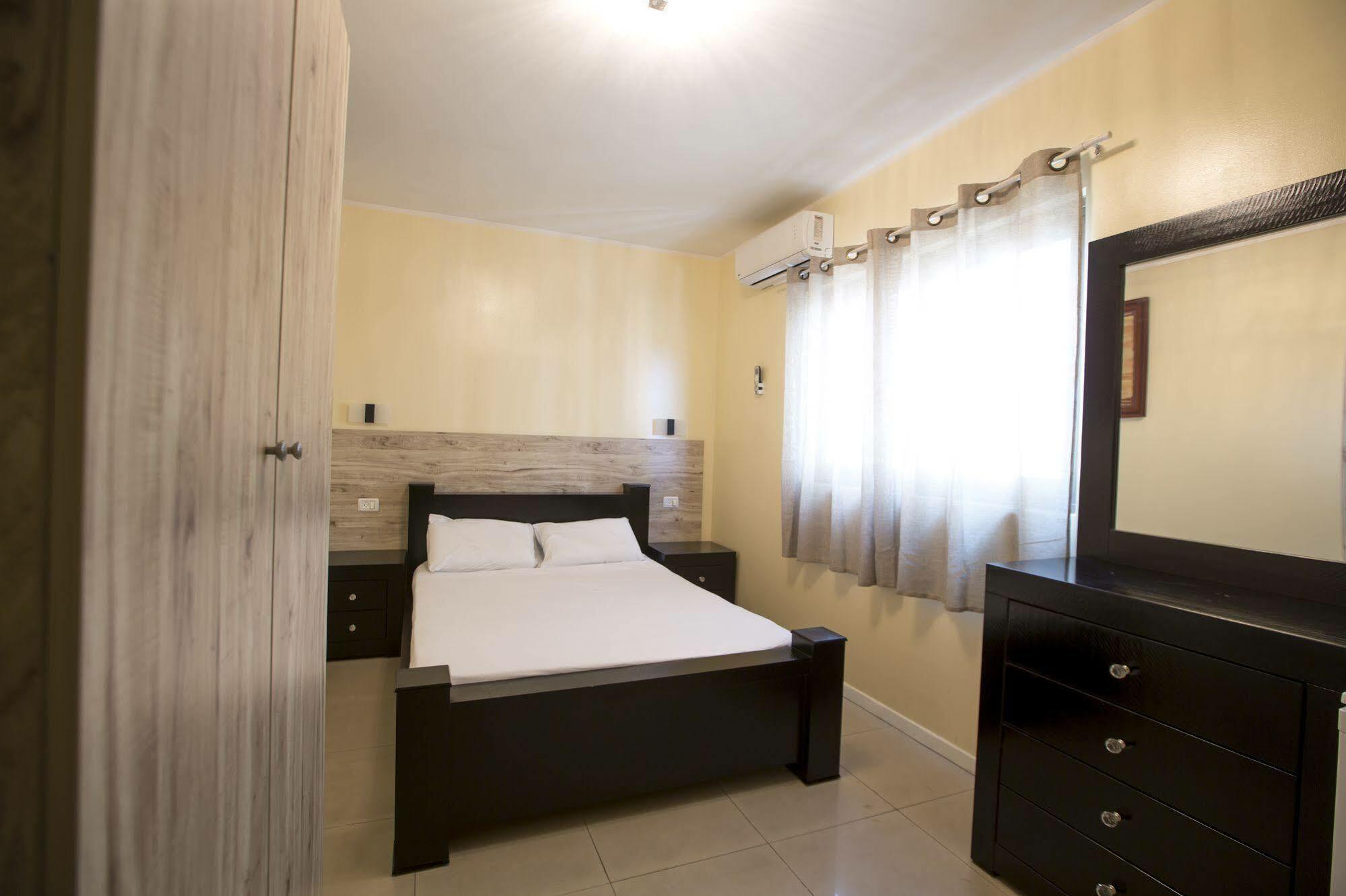 Central Laguardia Hotel Tel Aviv Buitenkant foto